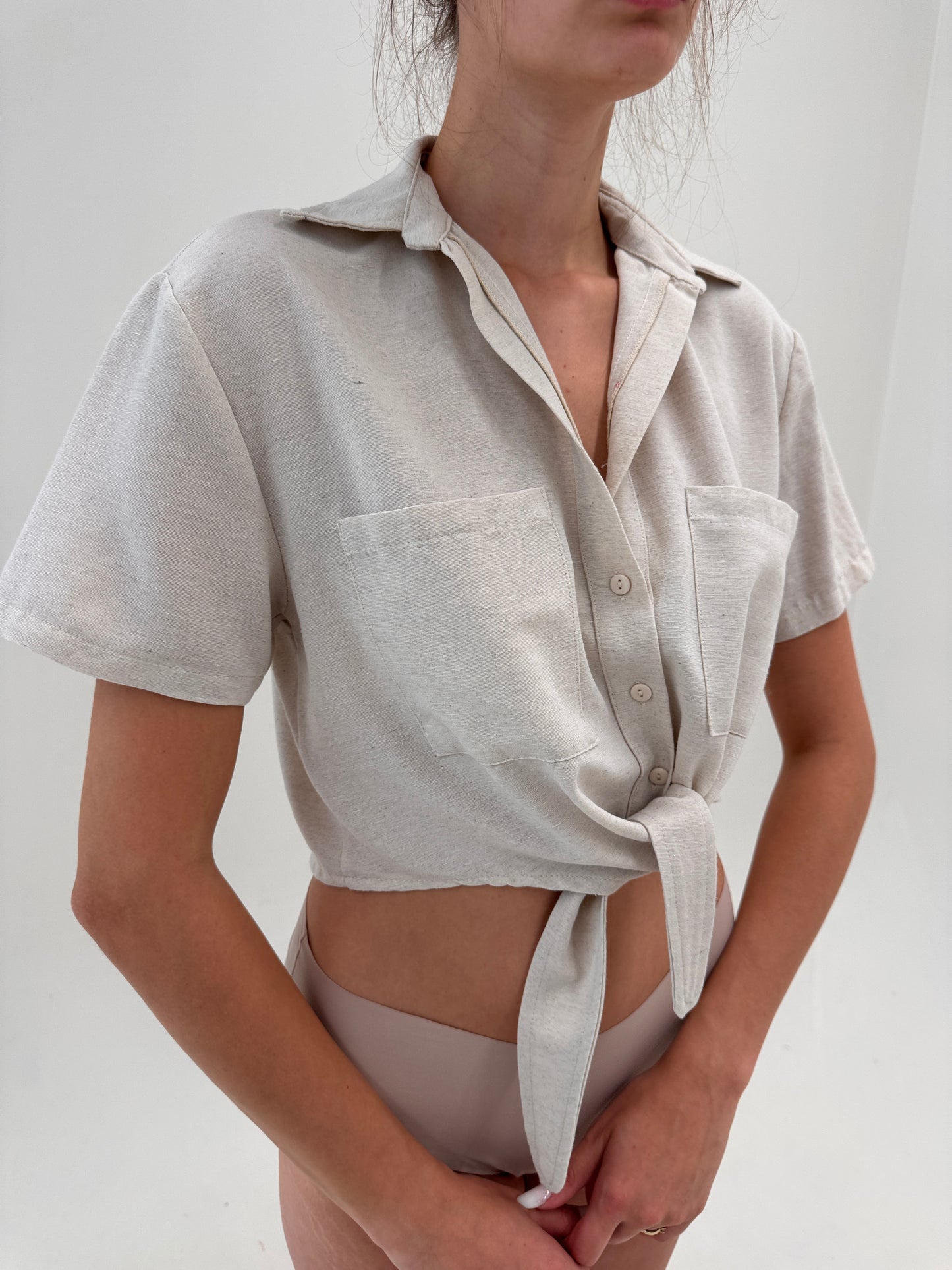 Cămașa nude din pânză de in cu talie reglabilă în croi ușor cropped