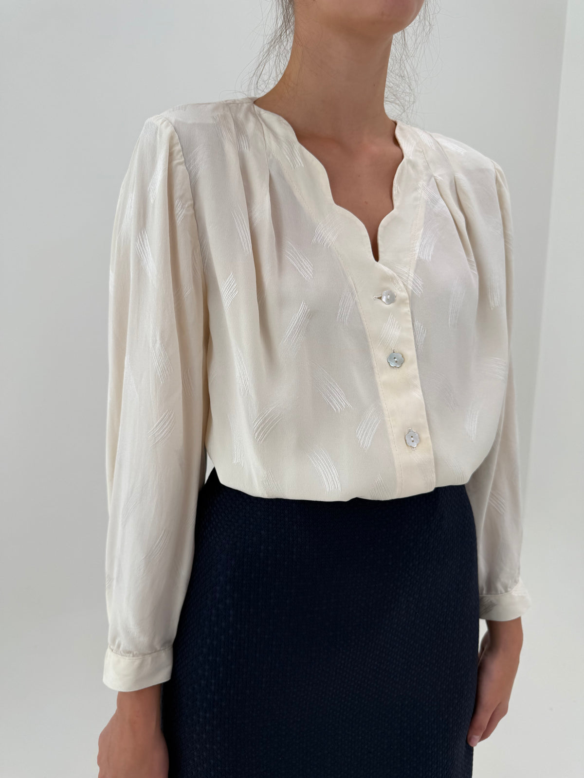 Cămașa din mătase naturală plina butter white cu bust drapat