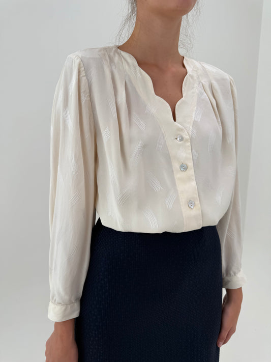Cămașa din mătase naturală plina butter white cu bust drapat