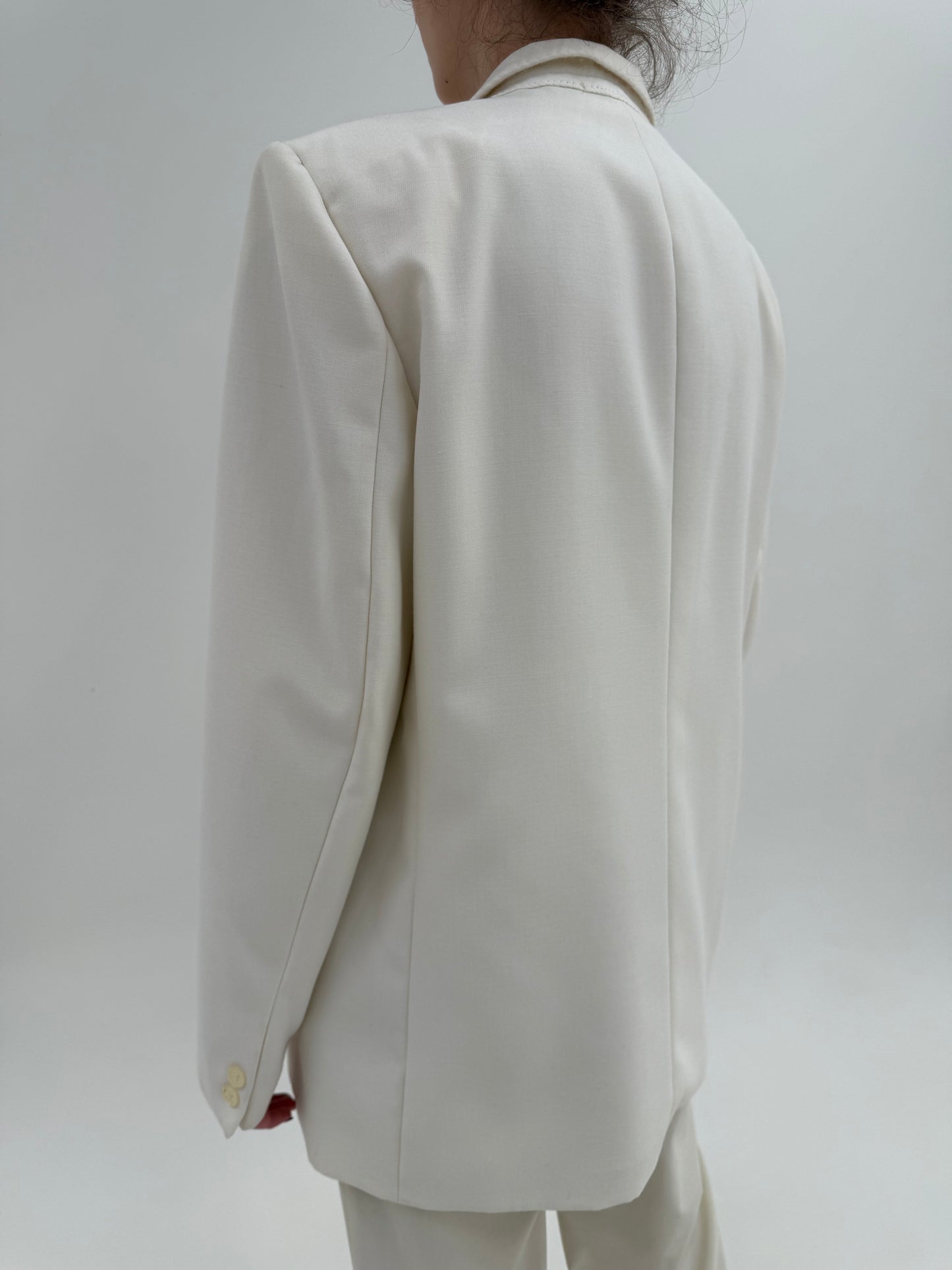 Smoking alb din lana extrafina structurată cu revere rotunjite