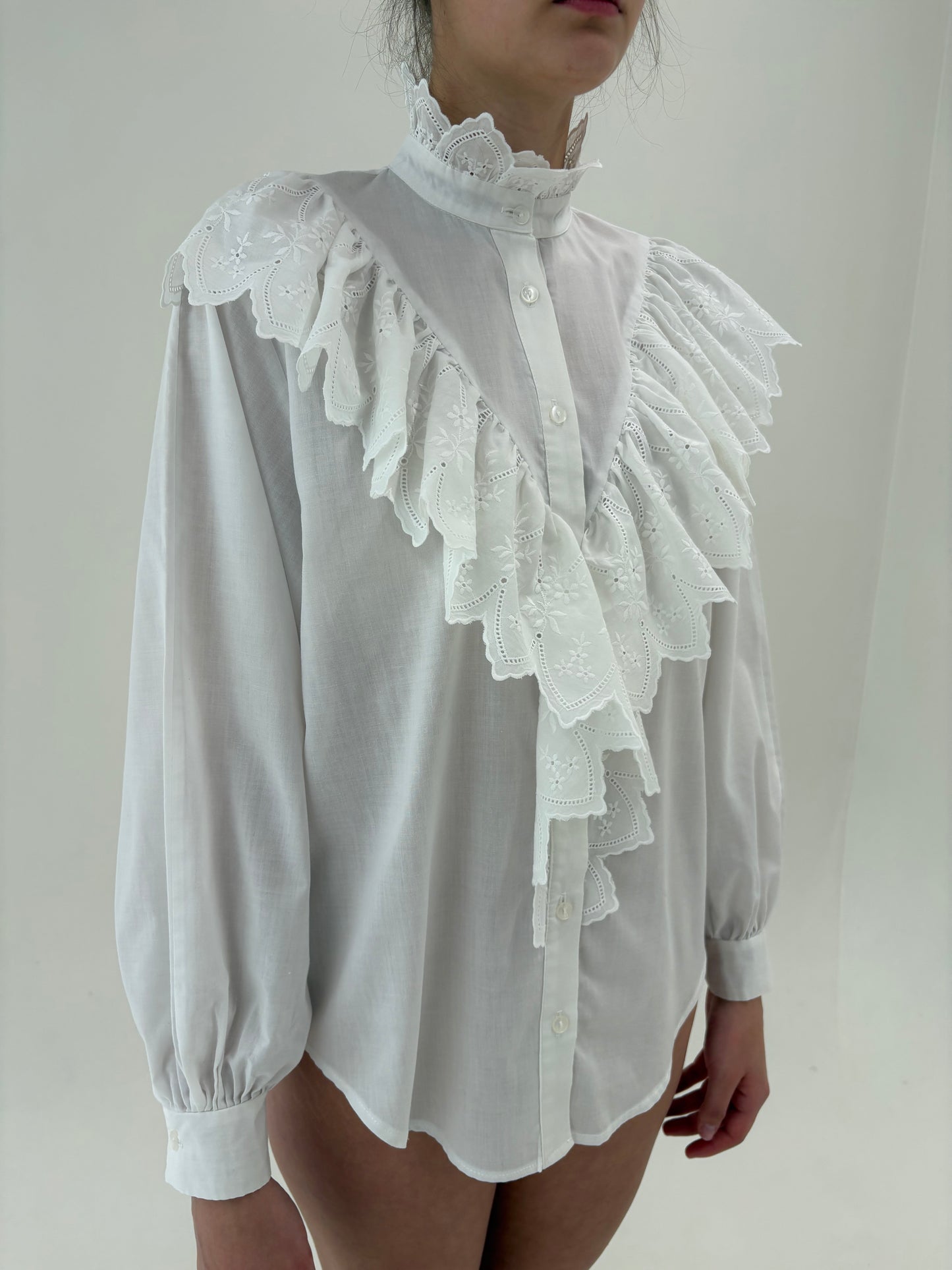 Cămașa vintage cu broderie fină și volan din cea mai fină panzica