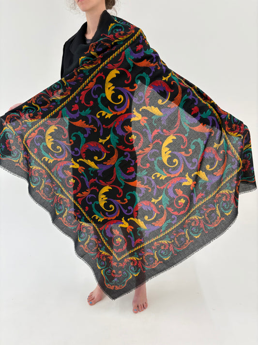 Eșarfă XXXL neagră cu print în culori tari din lana extrafina