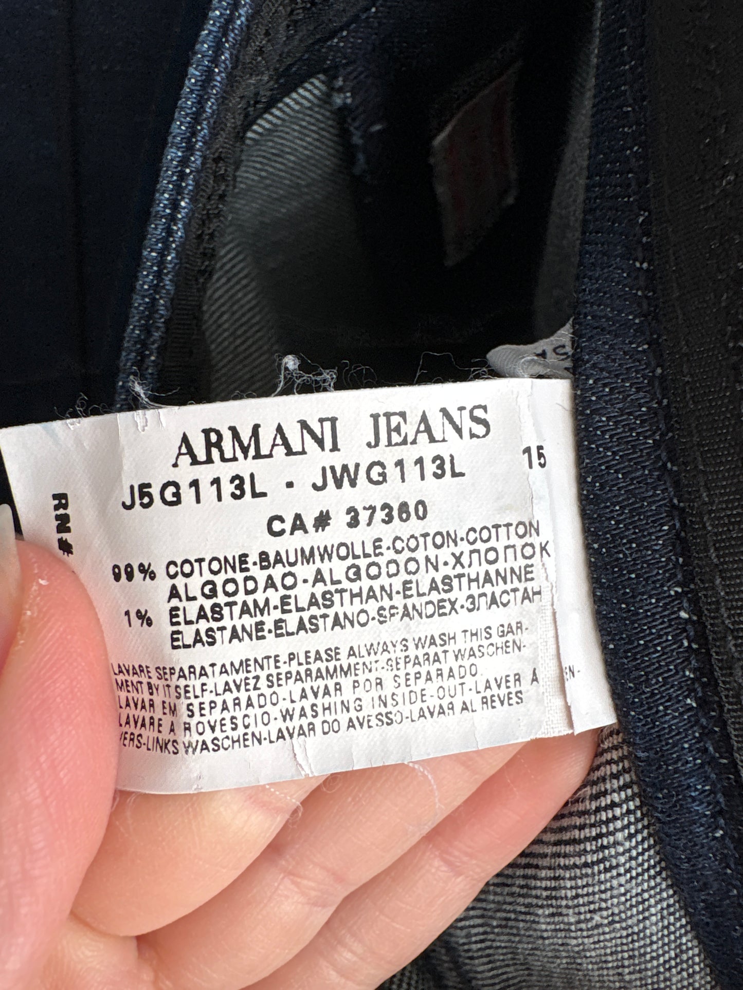 Fustă ultra confort Armani din jeans dark wash in croi clasic atemporal
