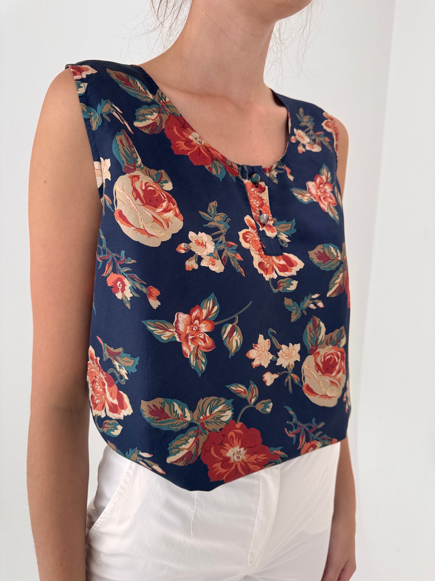 Top Navy din mătase naturală cu print floral superb