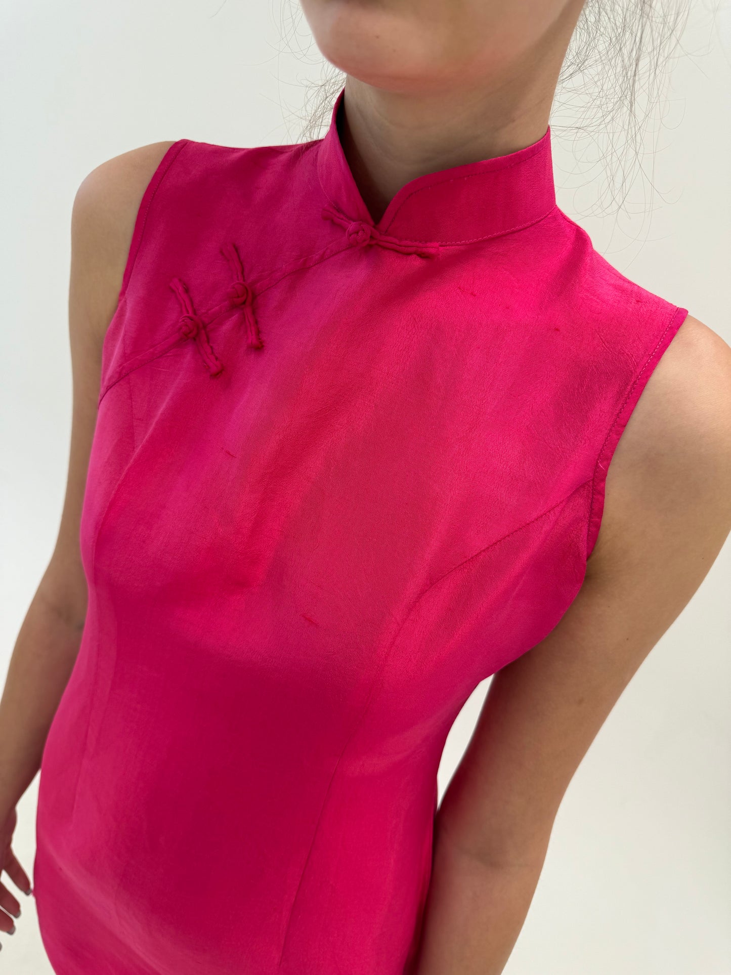 Rochie fucsia din mătase naturală structurată cu influențe asiatice