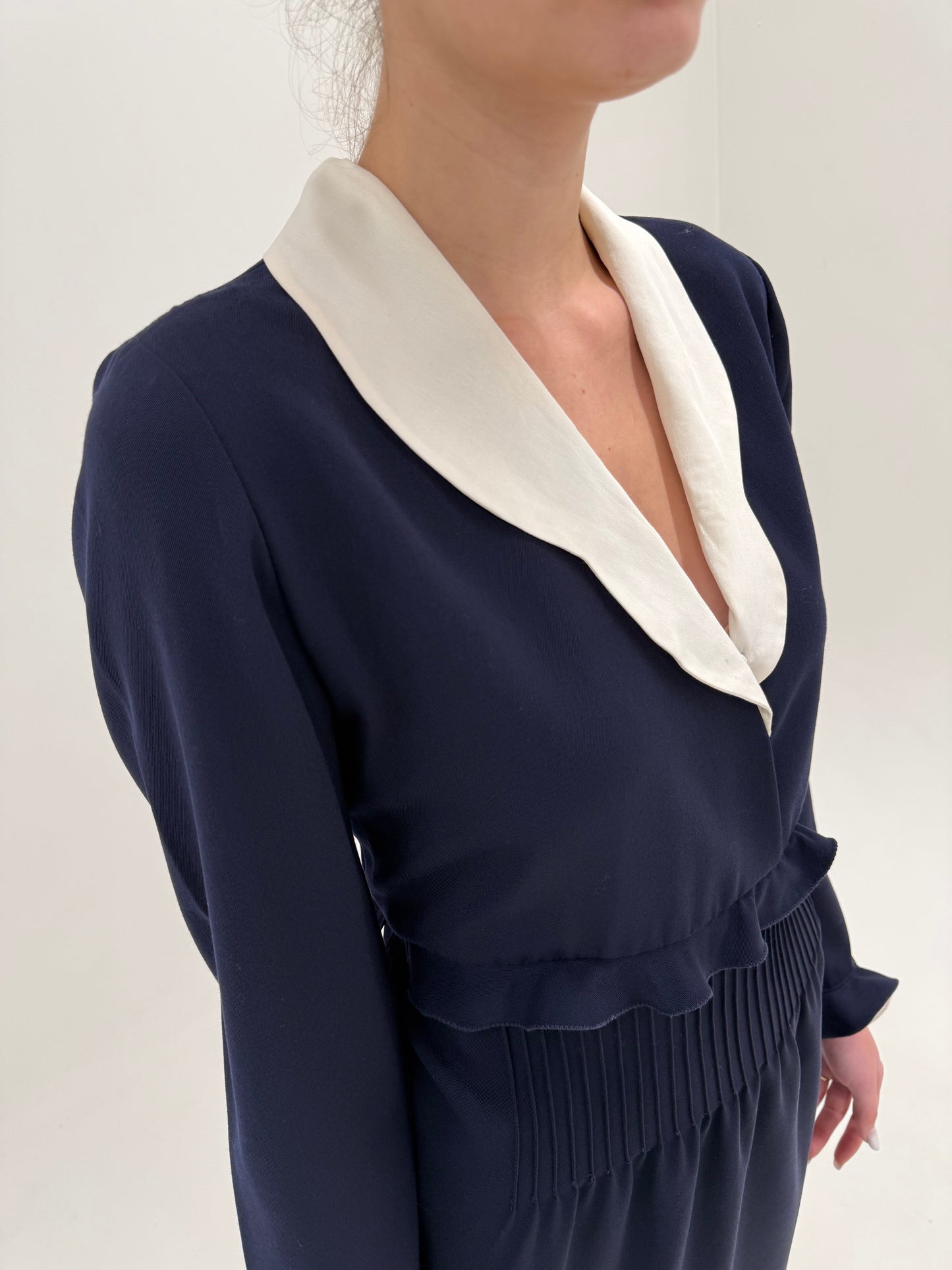 Rochie vintage în croi elaborat din lana extrafina și mătase cu guler contrastant