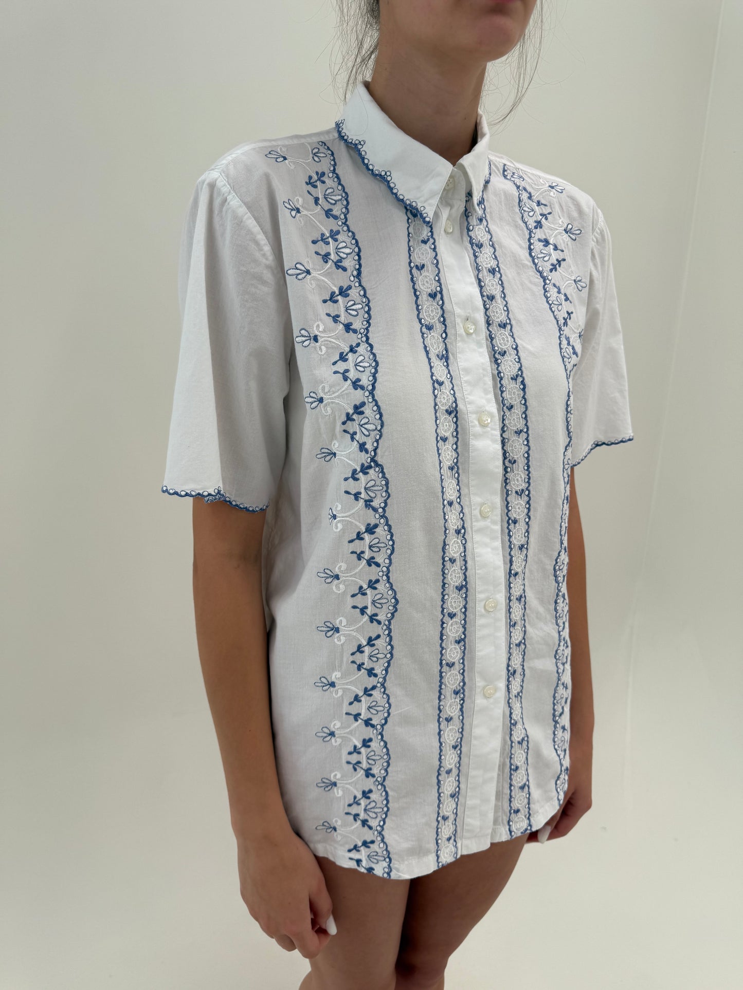 Cămașa vintage din panzica de bumbac cu broderie excepțională albastru regal
