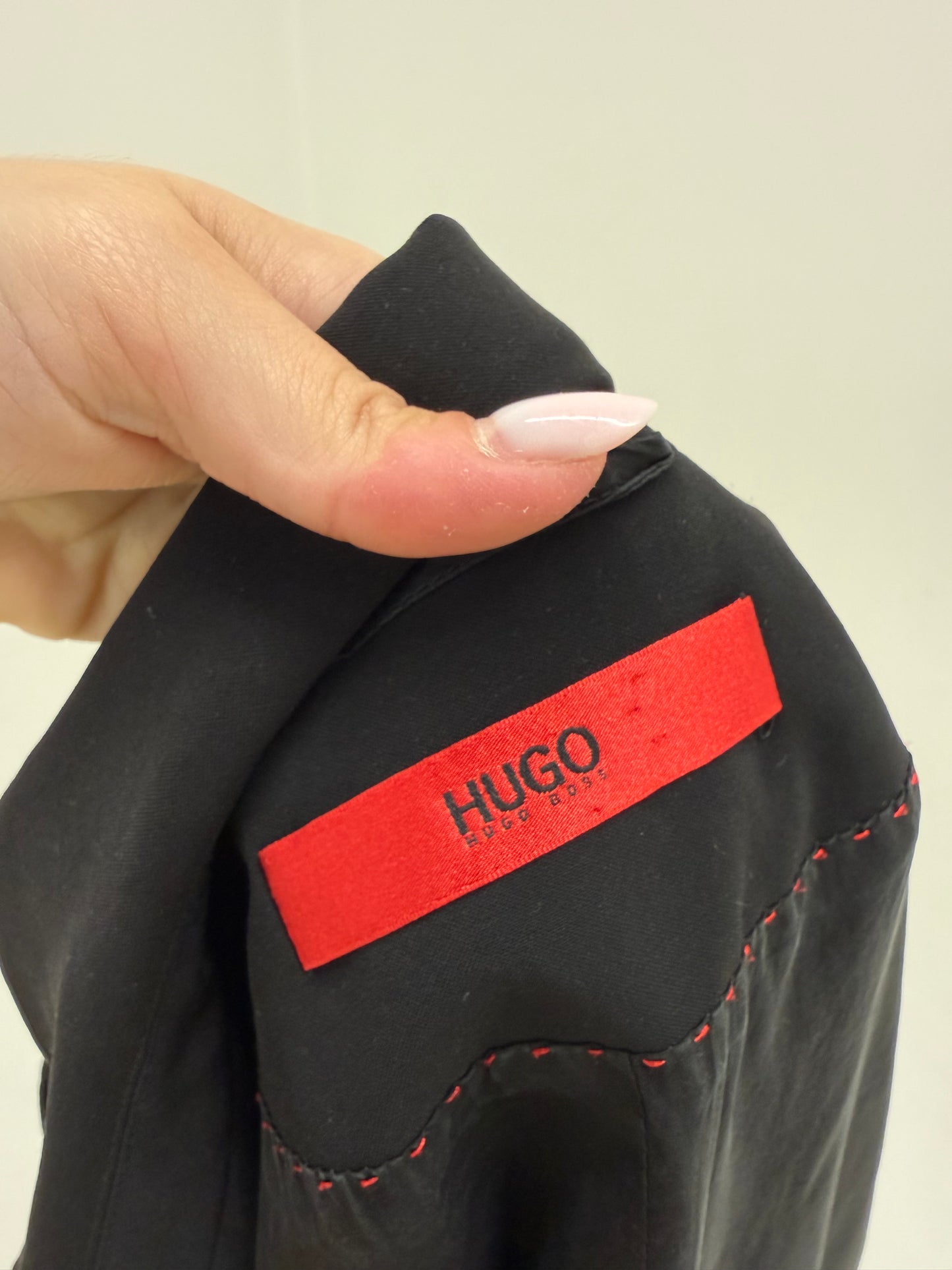 Sacou negru Hugo Boss de vară în croi clasic ușor cambrat