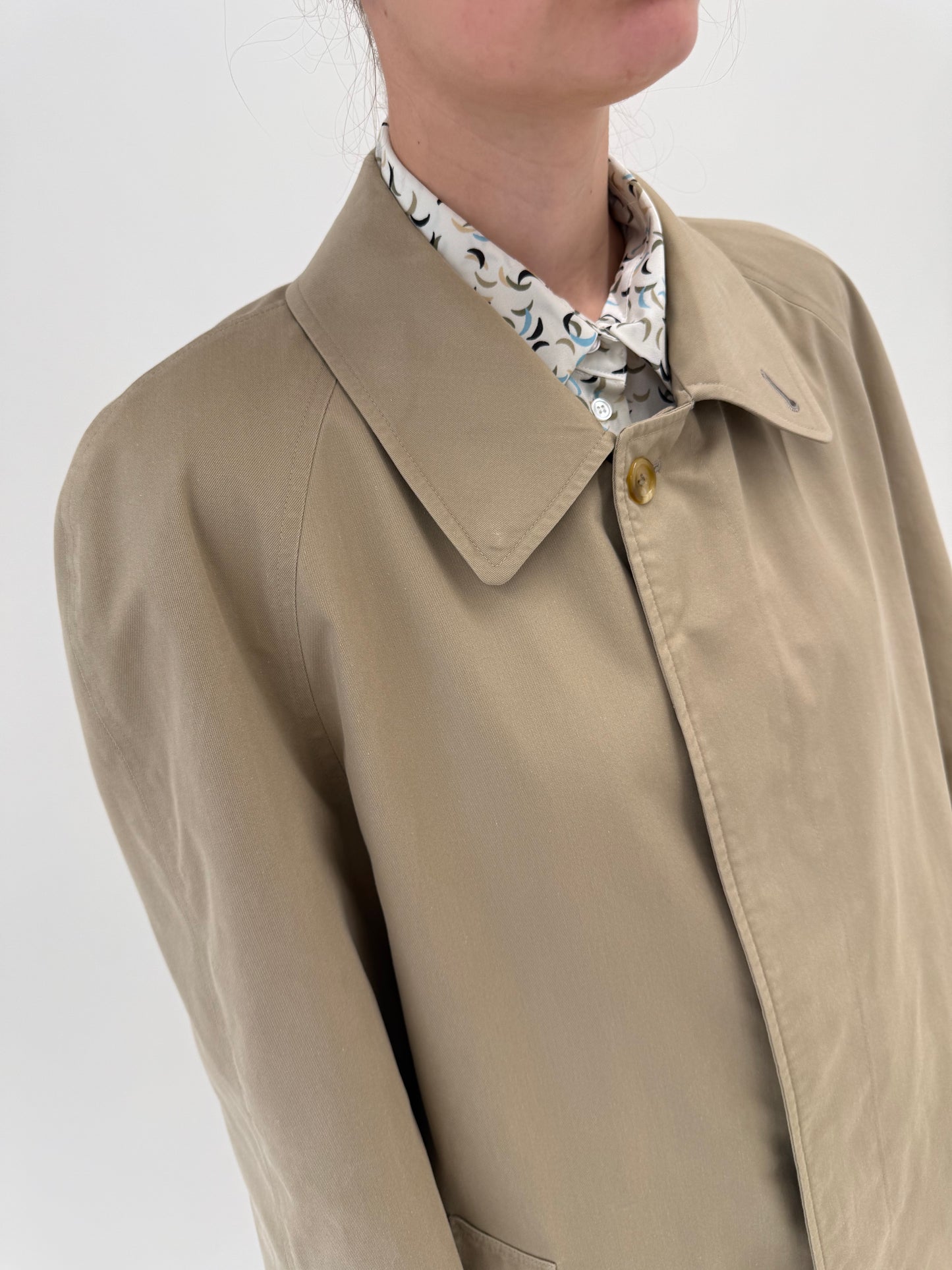 Trench Burberry vintage în croi clasic din gabardină camel cu interior specific