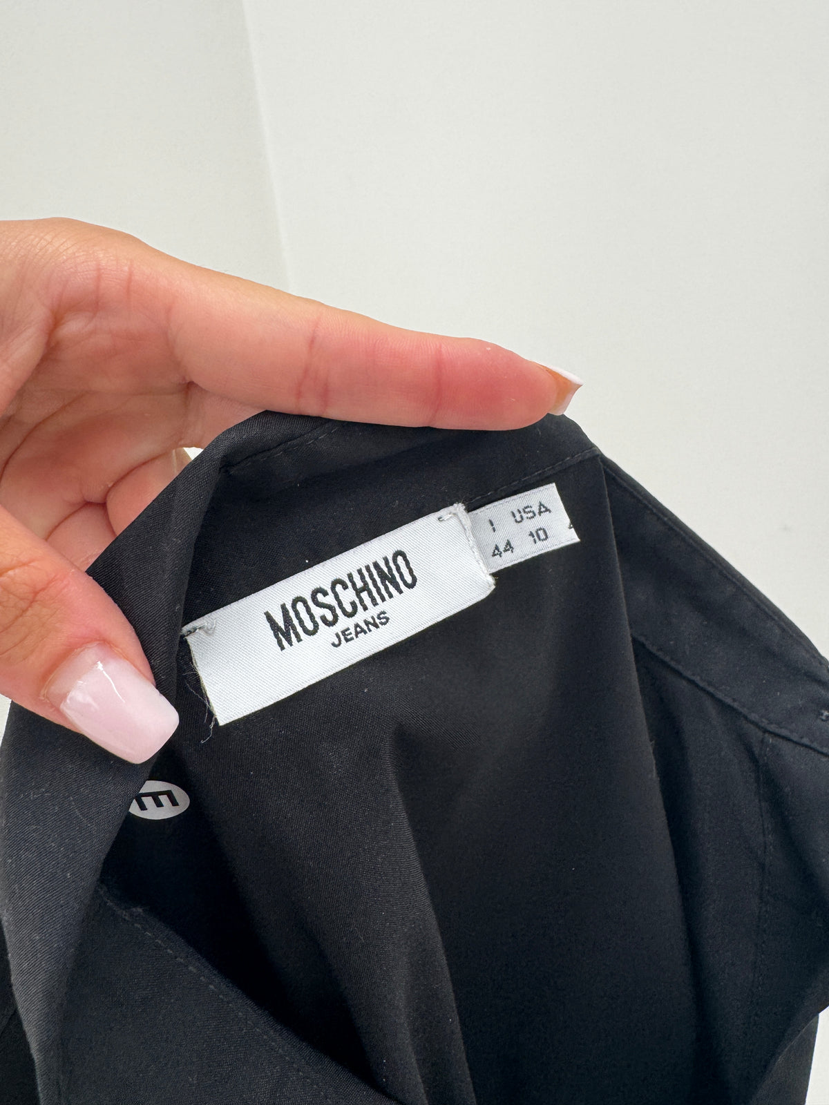 Cămașa Moschino neagră cu broșă cu cristale inclusă din poplin de bumbac confort
