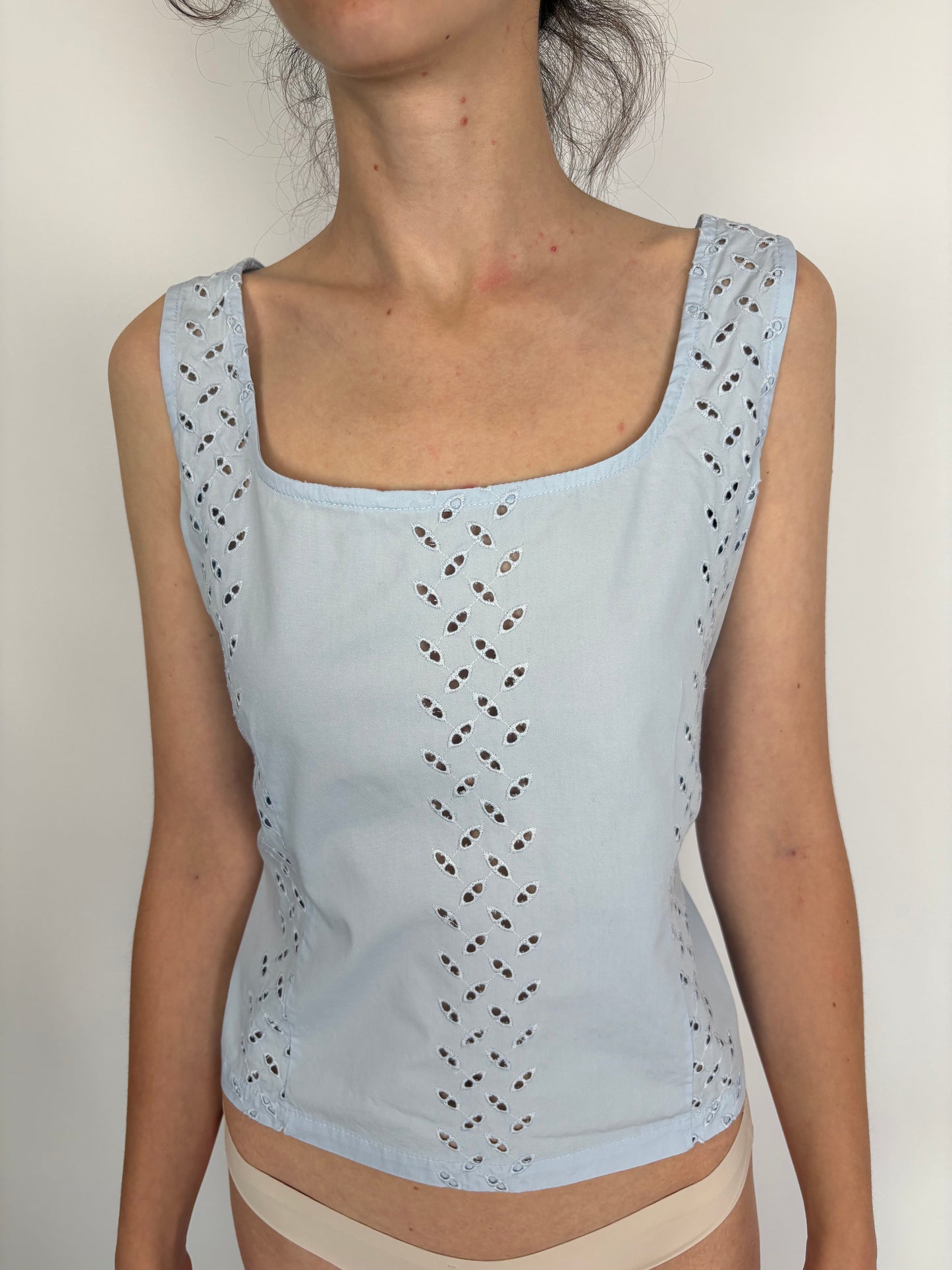 Corsaj italian baby blue cu broderie anglaise
