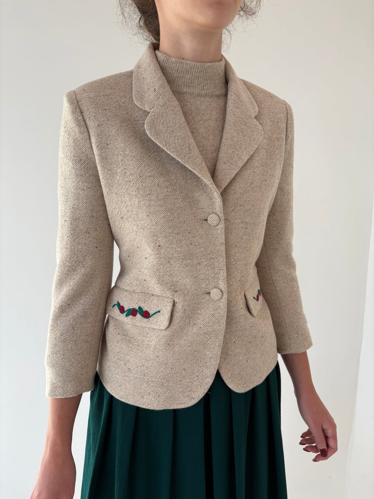 Sacou vintage petite cambrat light nude din lana excepțională cu broderie