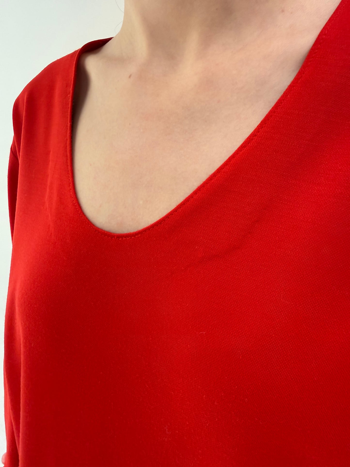 Rochie vintage roșu tare din tricot dens de lana extrafina cu mânecă fluture