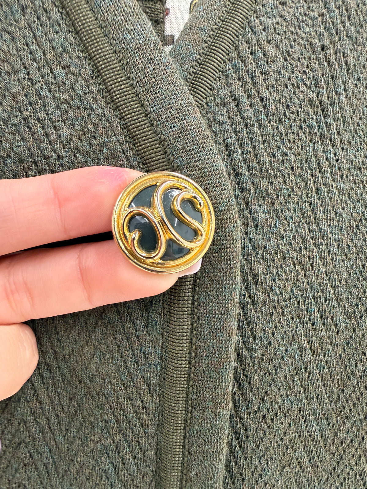 Jacheta de brand luxury Liola din tricot de lana texturată extrafina și nasturi aurii