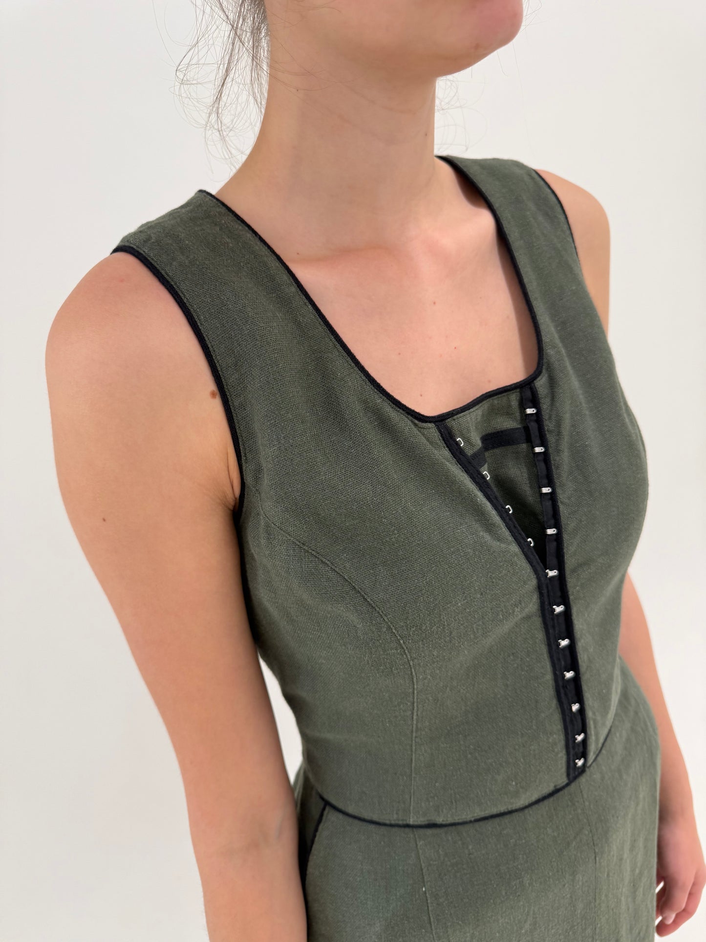 Rochie maxi din pânză kaki cu bust tip corsaj și talie ultra înaltă marcată cu buzunare