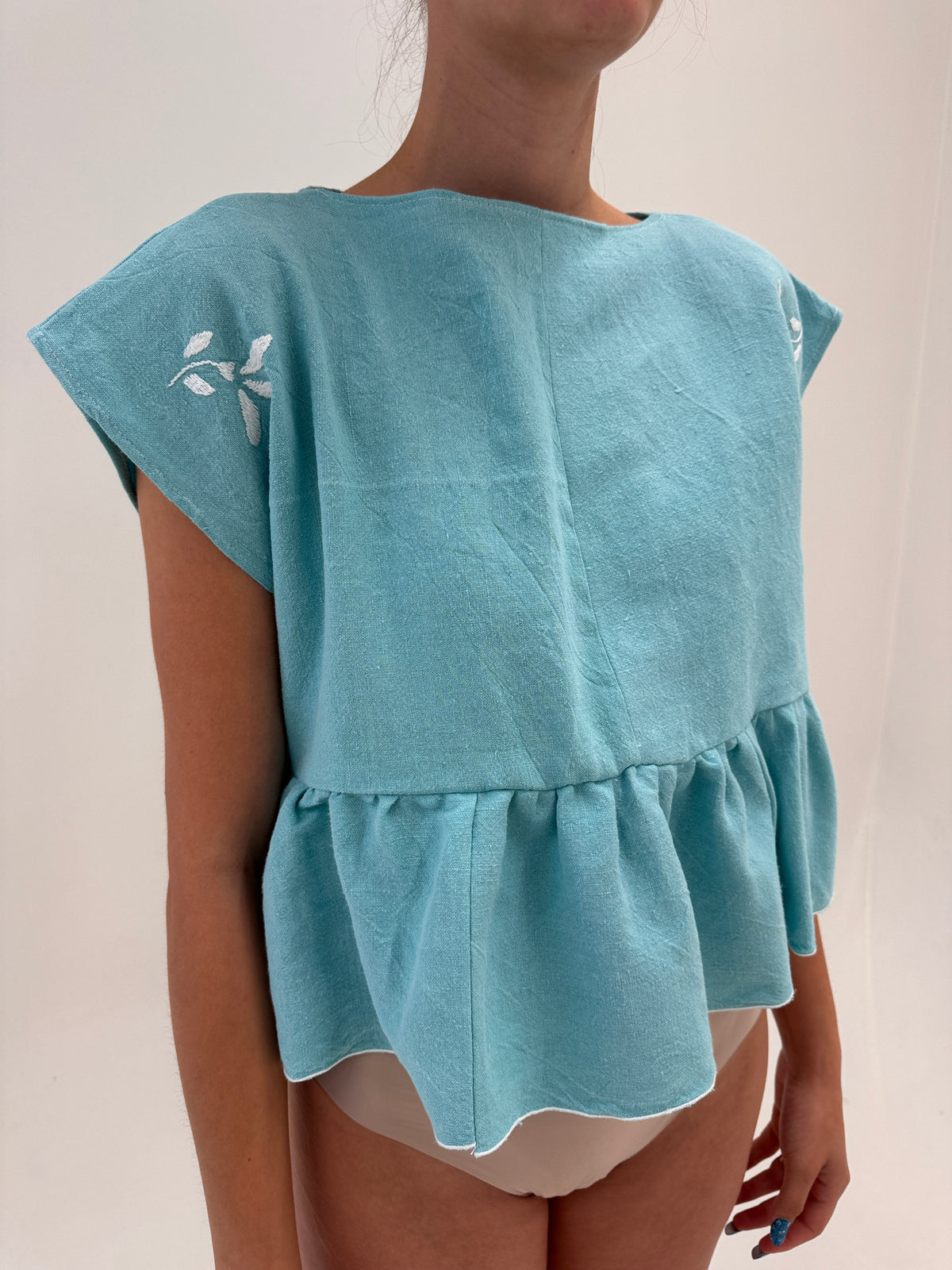 Set din pânză excepțională de in aqua blue cu broderie manuală superbă