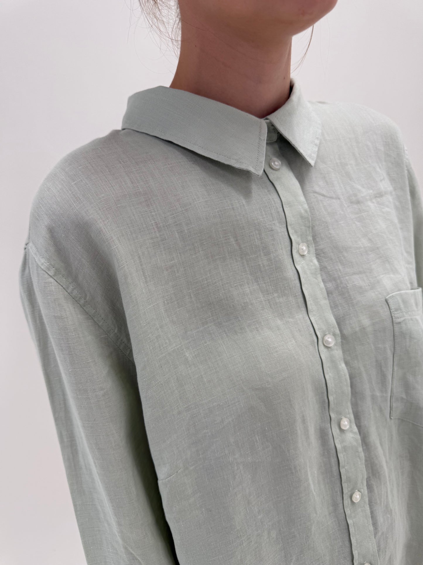 Cămașa dusty mint green din in în croi oversized petite