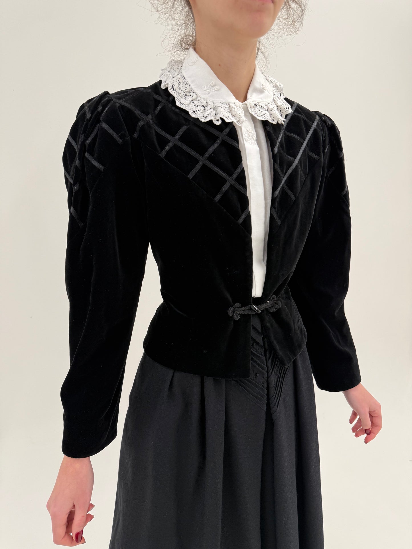 Sacou vintage din catifea neagră cu lucrătură elaborată super cambrat