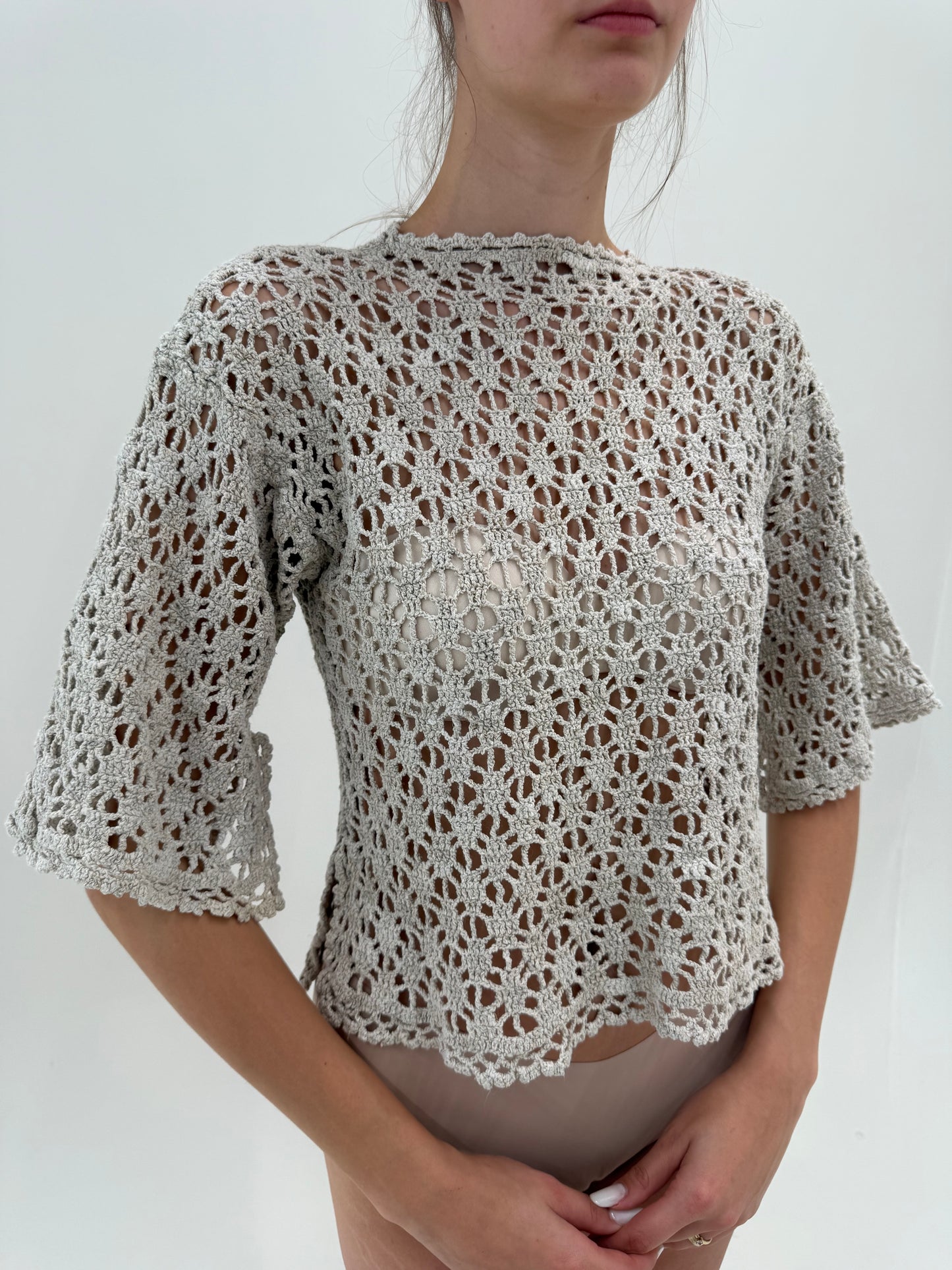 Top ultra chic din macrame lucrat manual în croi ușor cambrat