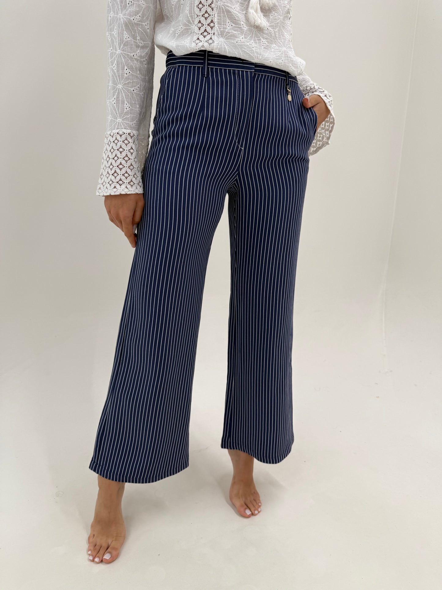 Pantaloni luxury evazați gama Max Mara din twill excepțional cu dungi fine verticale