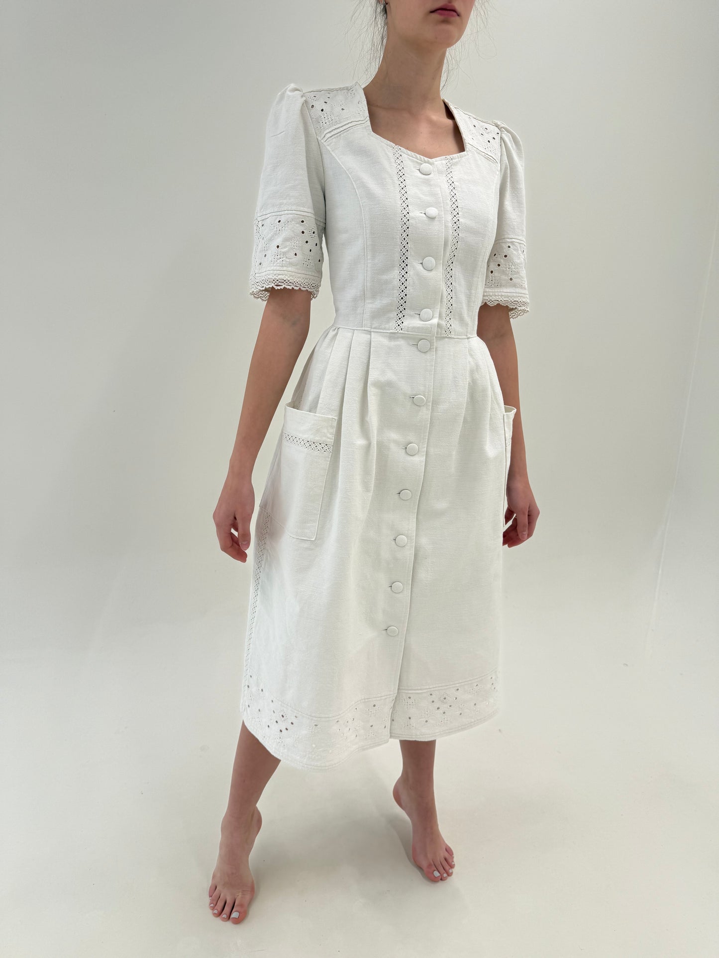 Rochie vintage din pânză grea excepțională cu broderie manuală și corsaj