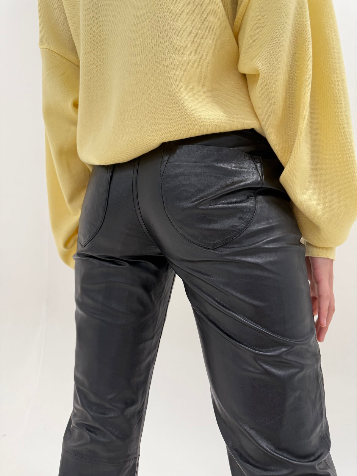 Pantaloni Tommy Hilfiger din piele naturală extrem de moale tall in croi pe picior