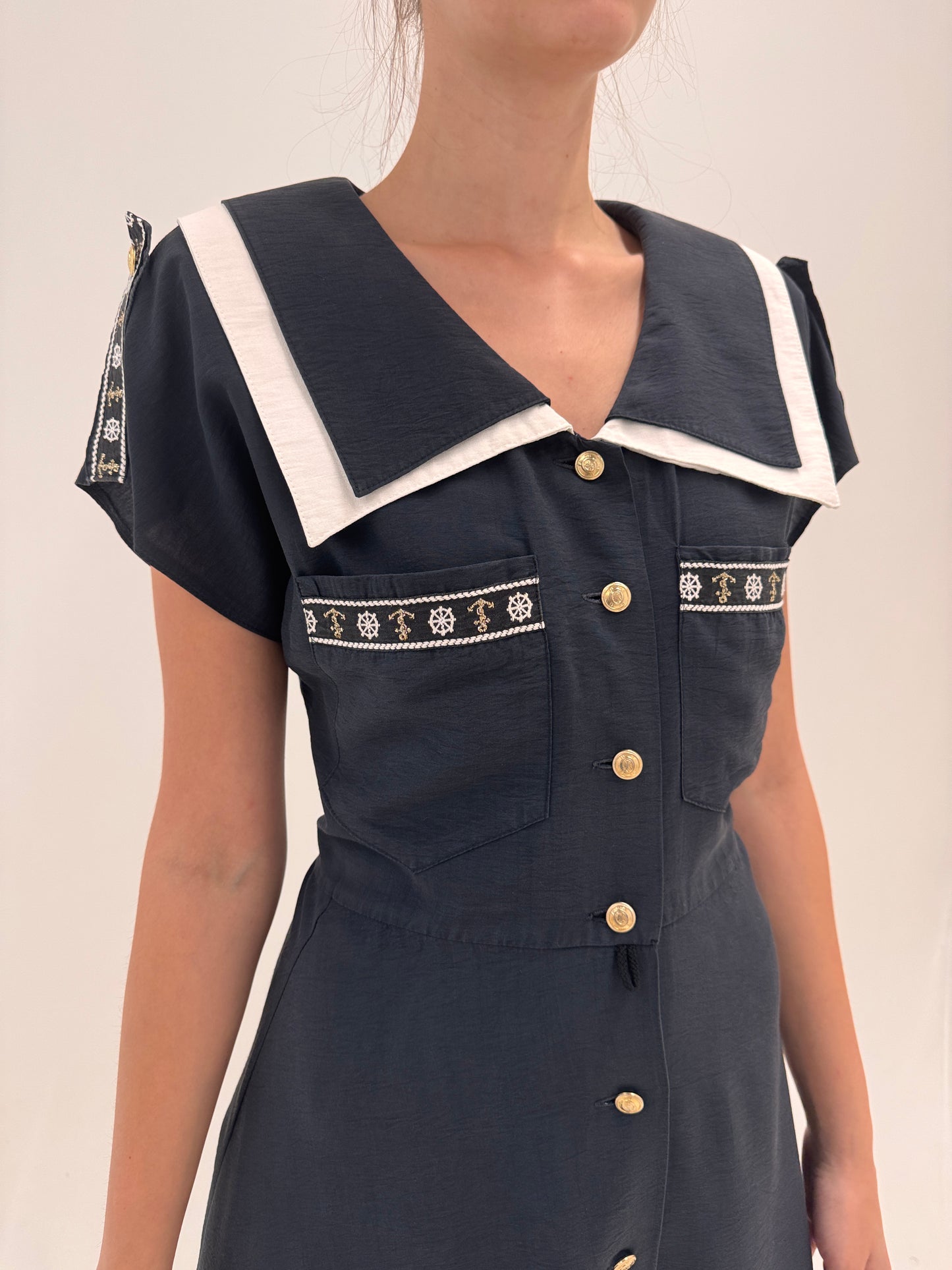 Rochie vintage neagră cu influențe nautice și guler supradimensionat