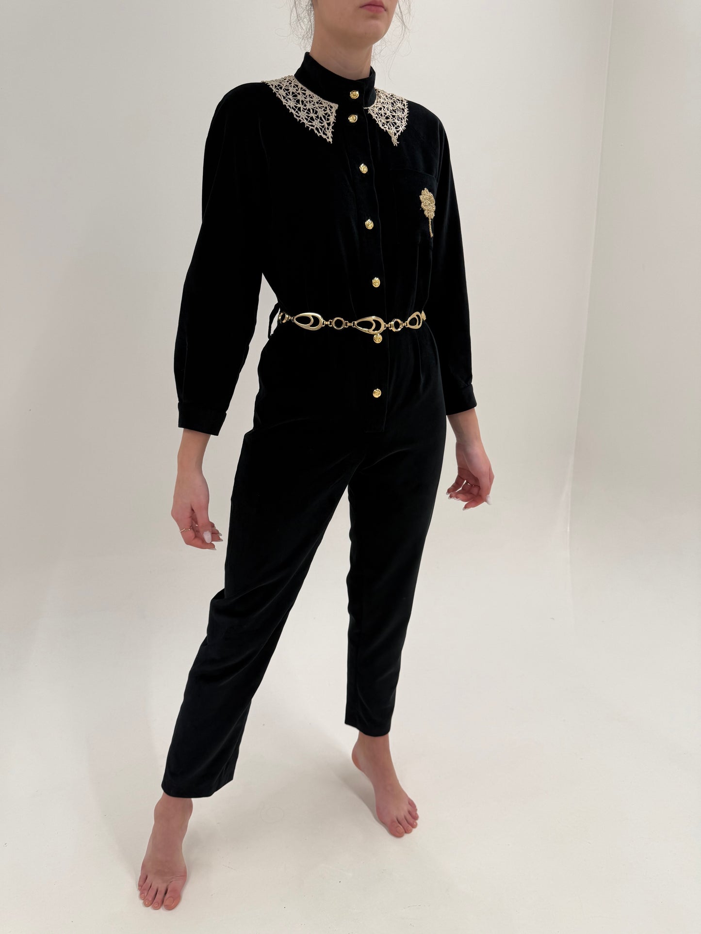 Salopetă vintage neagră tall de la zi la seară din catifea cu guler macrame lucrat manual