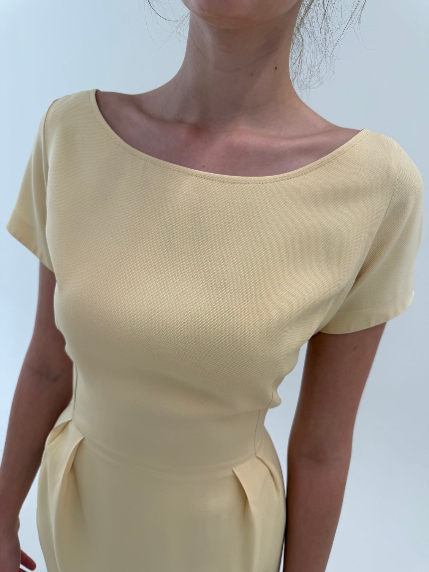 Rochie business în croi ultra feminin cu talie marcată și decolteu bărcuță butter yellow