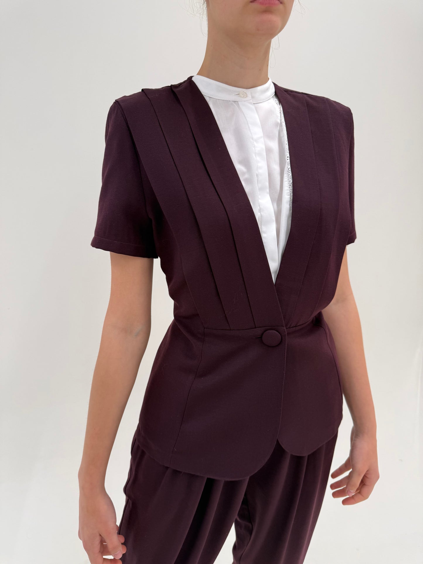Costum vintage de vară aubergine cu sacou cambrat și pantaloni drapați