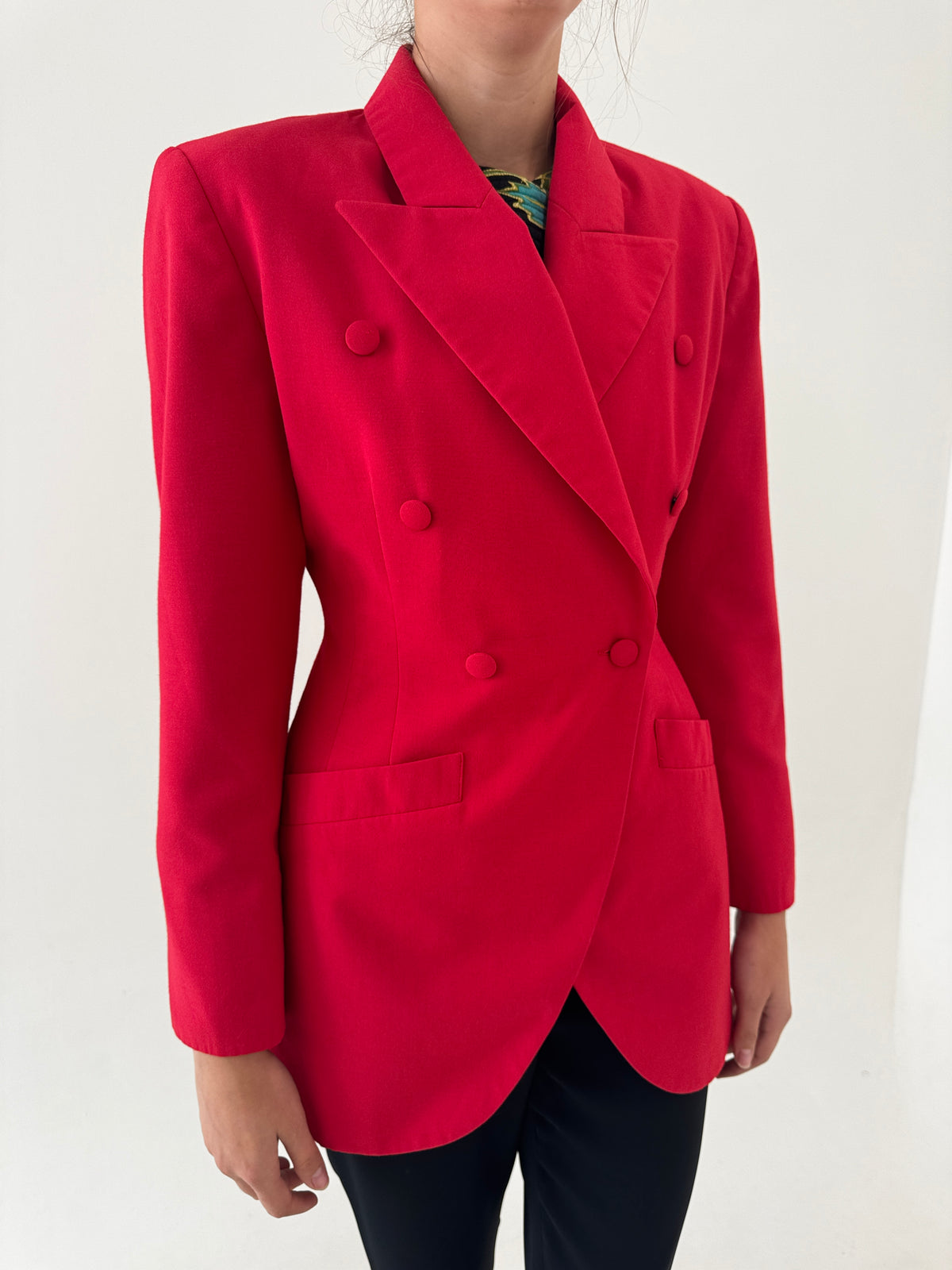 Sacou ultra cambrat cu revere late din stofita de lana extrafina cherry red
