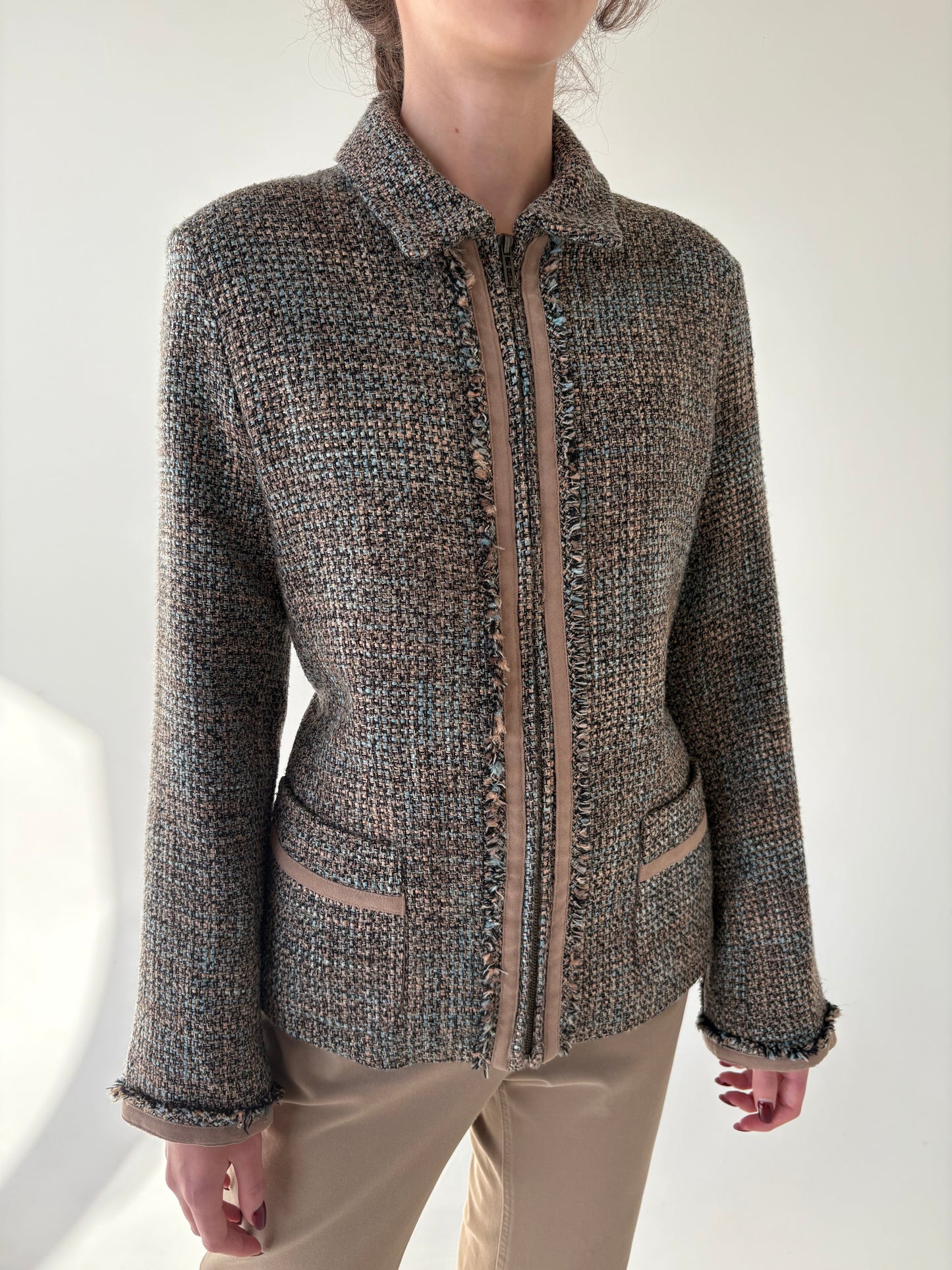 Jacheta Camel în stil Chanel din tweed cu inserții baby blue