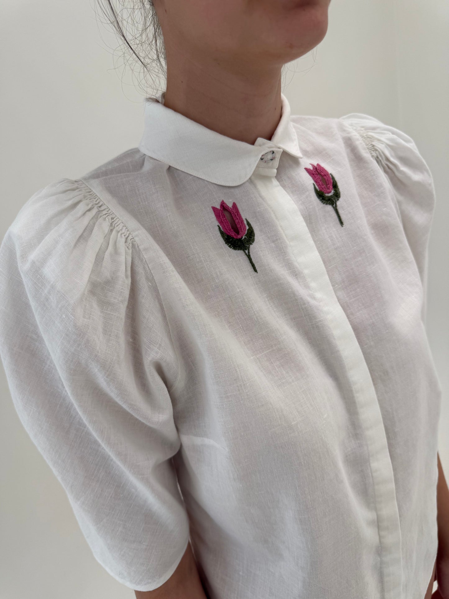 Cămașa vintage din pânză de in și bumbac cu umeri bufanți și broderie