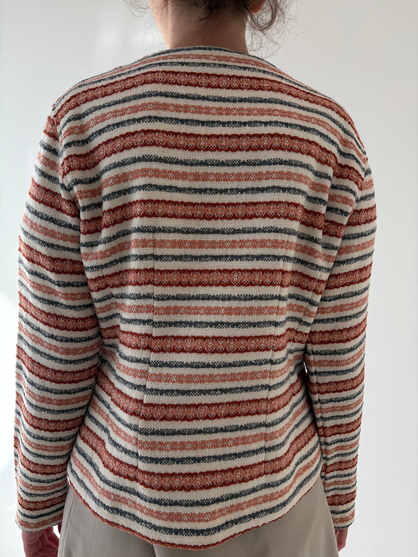 Sacou cambrat butter nude cu dungi din stofă plină de lana texturată ca o pânză