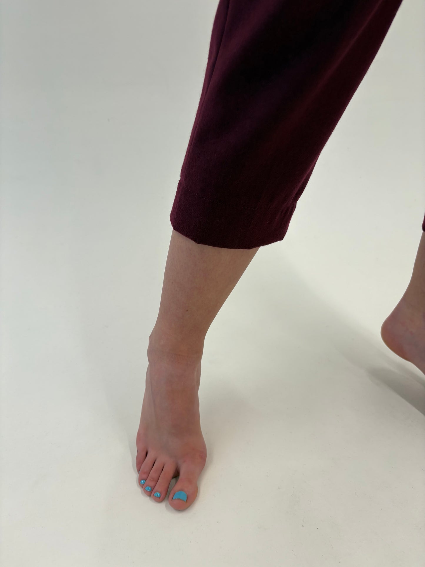 Pantaloni burgundy țigaretă din lana pura extrafina certificată