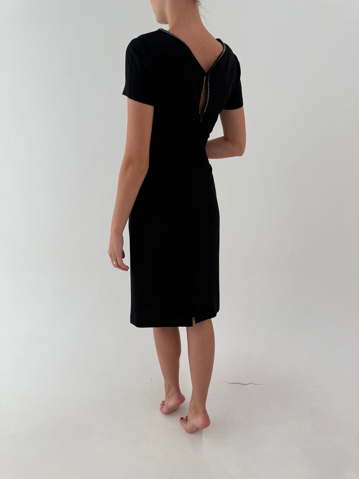 LBD vintage in croi minimalist din crep plin de la business la cocktail cu aplicații de cristale