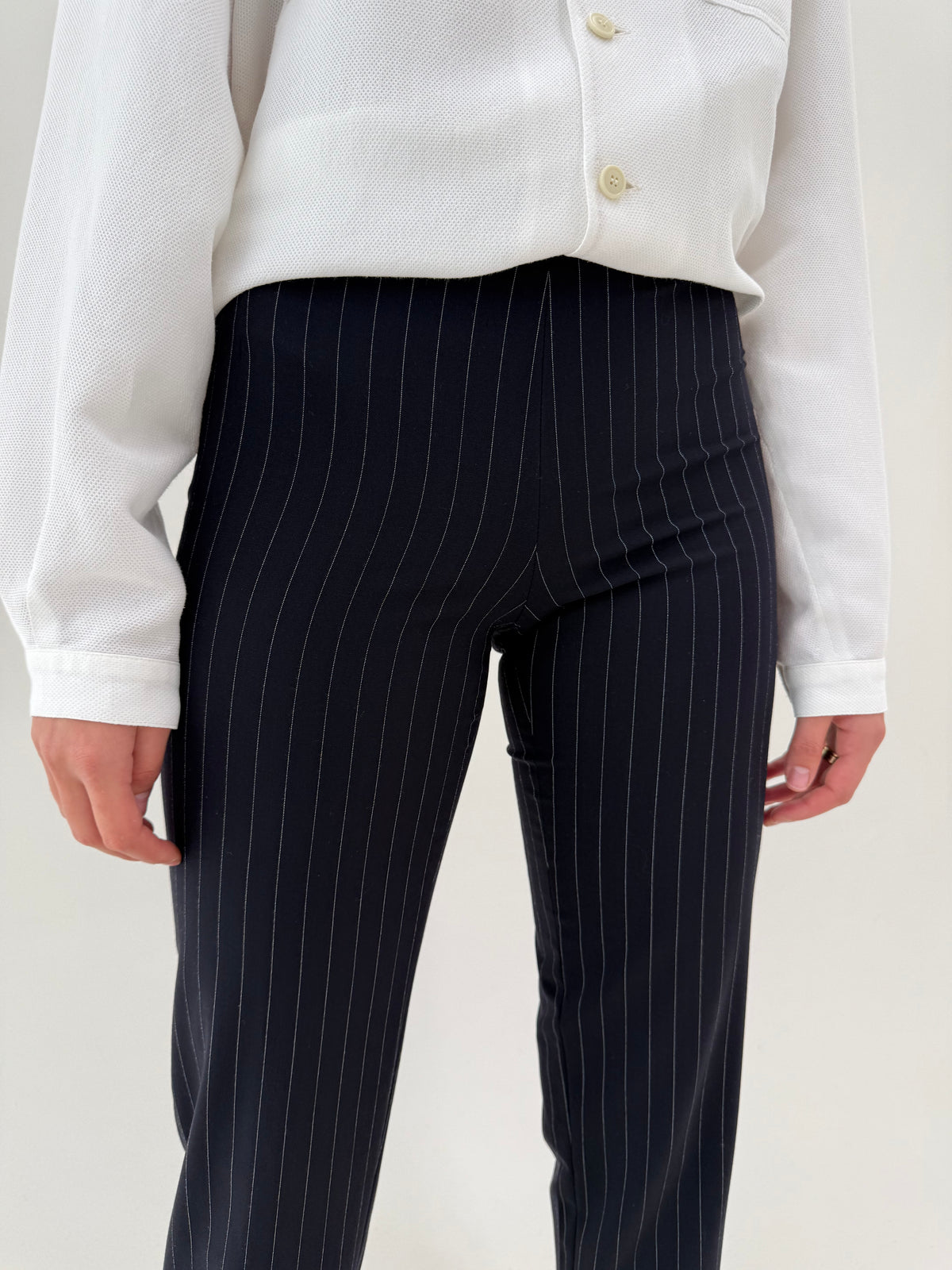 Pantaloni de brand super premium Seventy cu dungi fine verticale din lana extrafina și lyocel