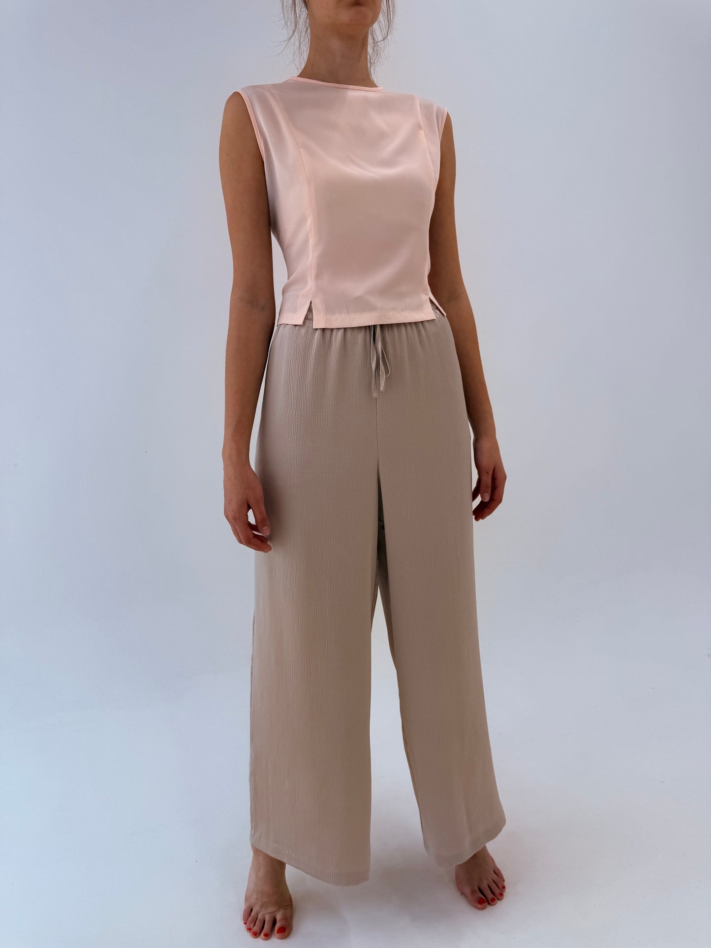 Pantaloni sand nude palazzo cu talie ultra înaltă din material ușor satinat și texturat