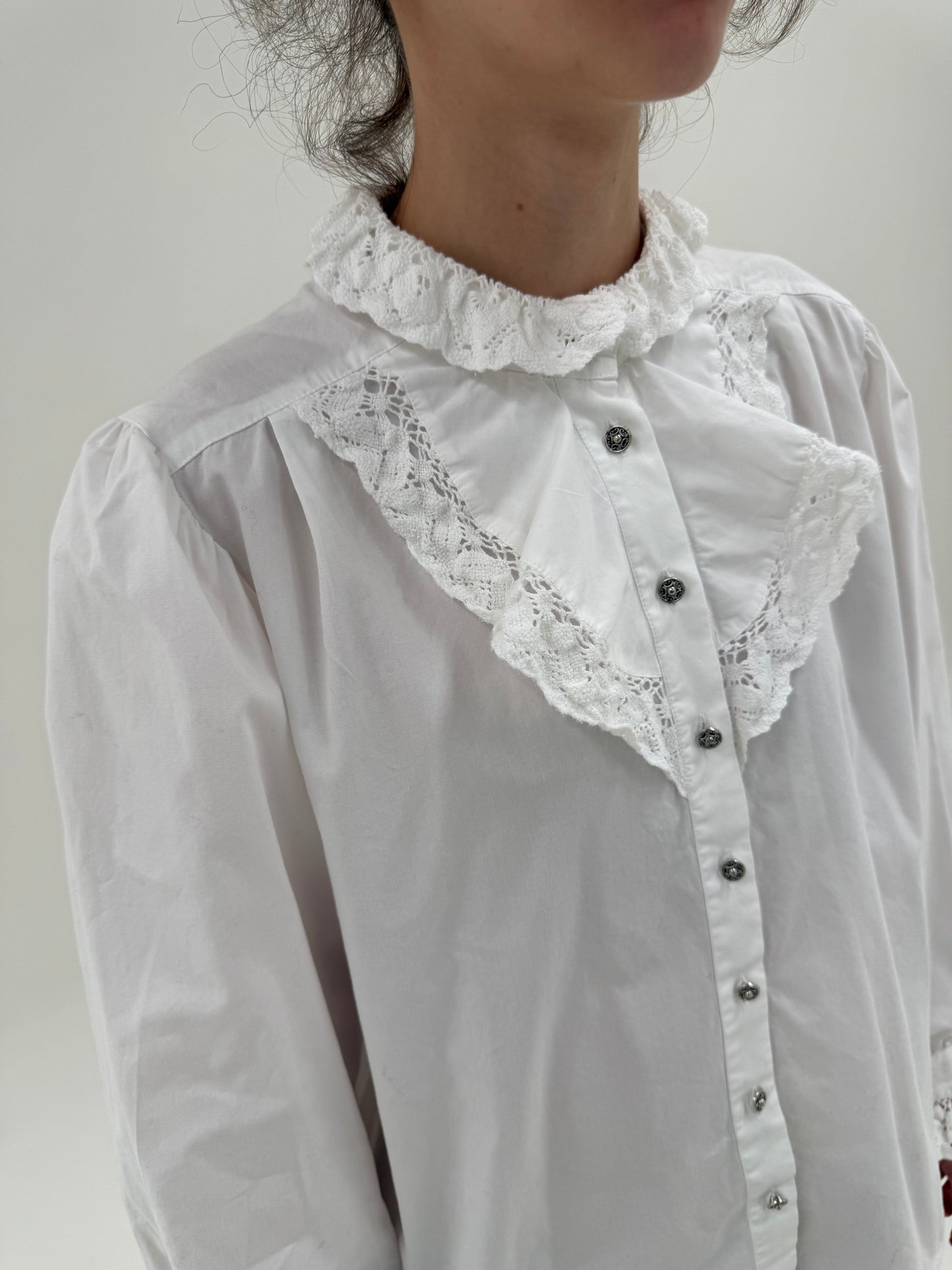 Cămașa vintage bijuterie cu jabou și dantelă macrame din bumbac gros structurat