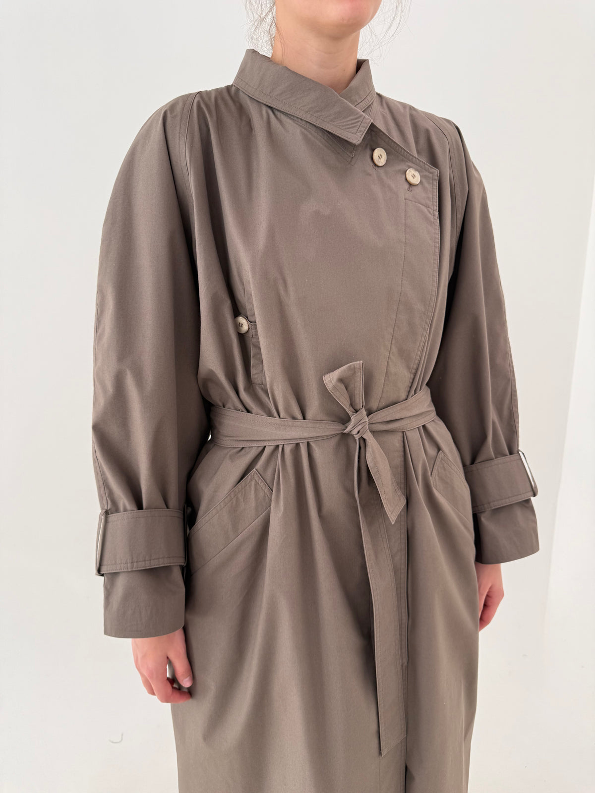 Trench petite  in croi super lung taupe din gabardină în croi retro modern
