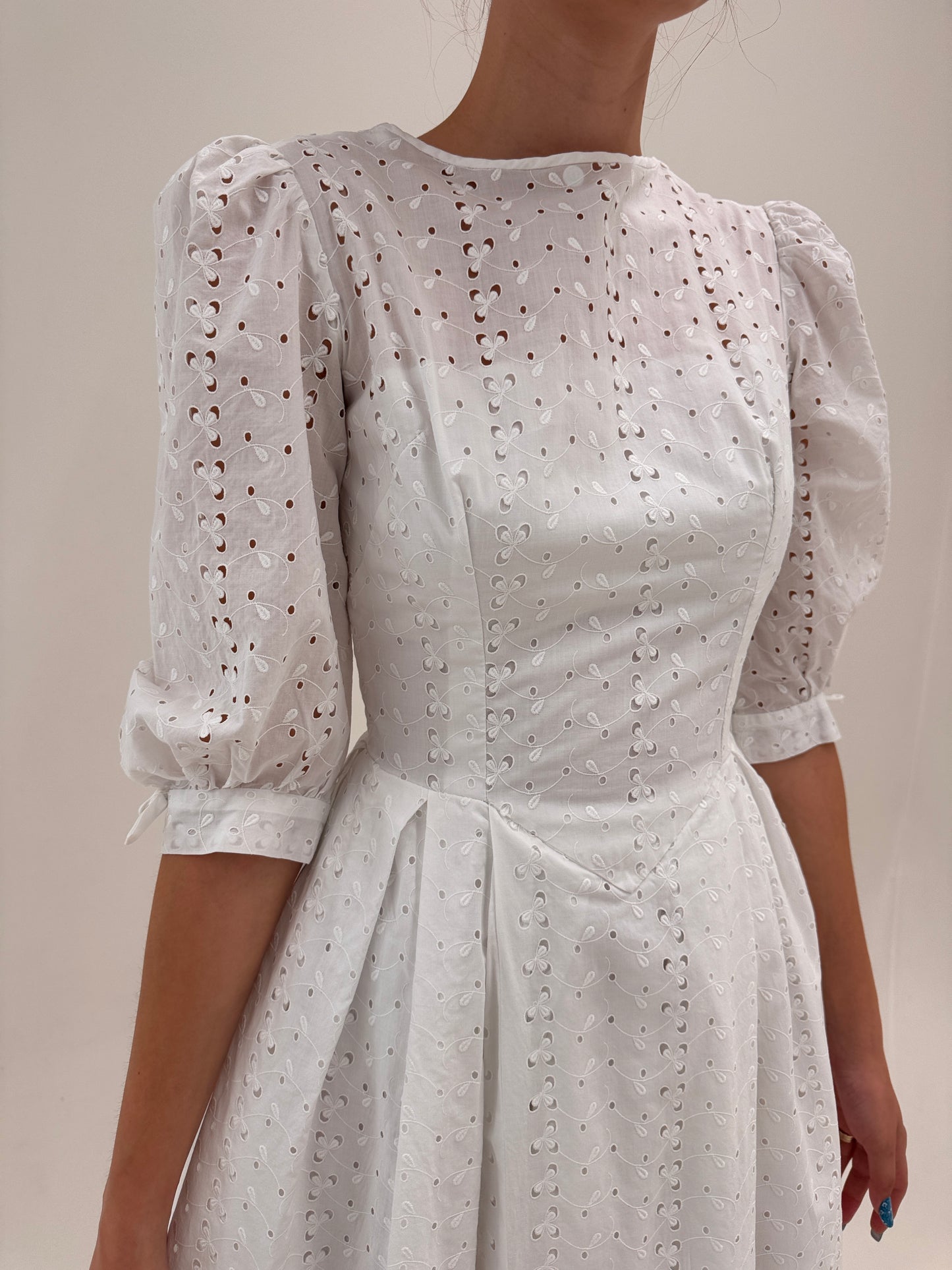 Rochie vintage anii 50 integral brodată cu corsaj și fustă ultra amplă și detalii feminine