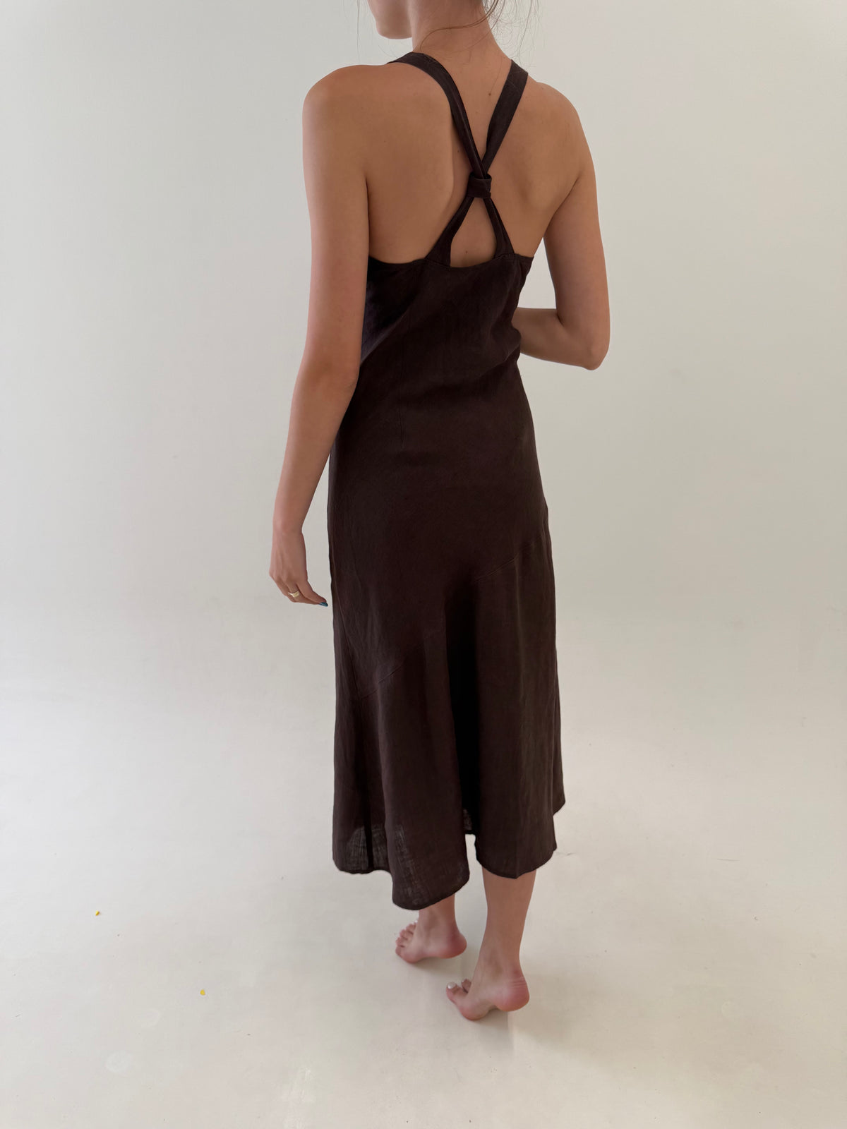 Rochie maxi espresso brown din in premium cu talie marcată în bie