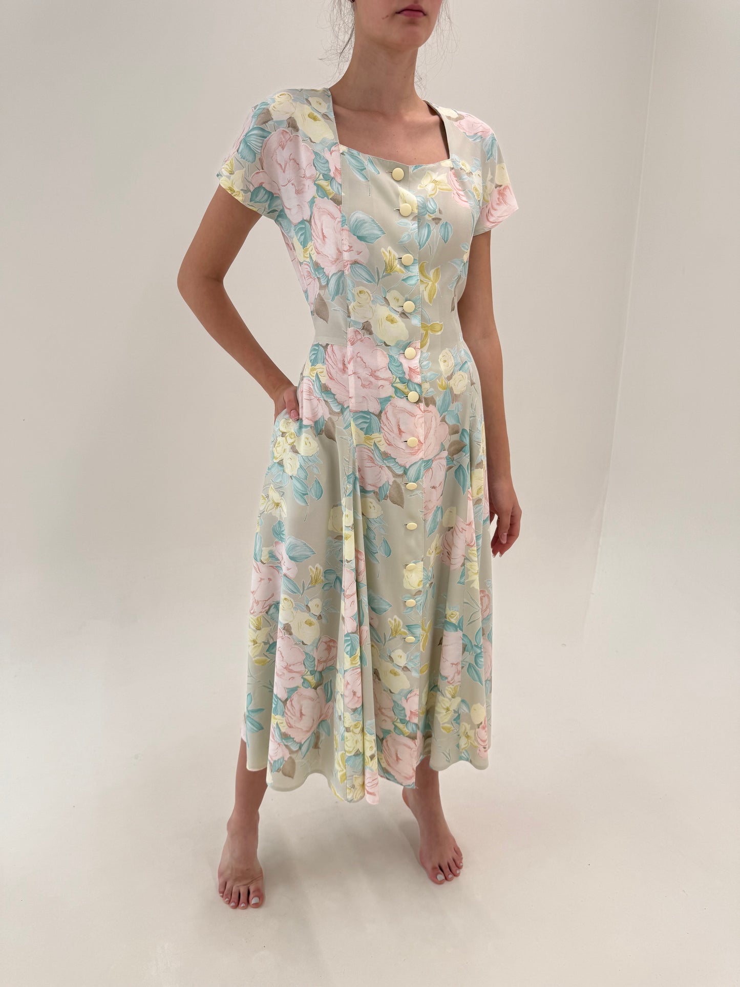 Rochie maxi cu corsaj și print floral superb în culori pudrate