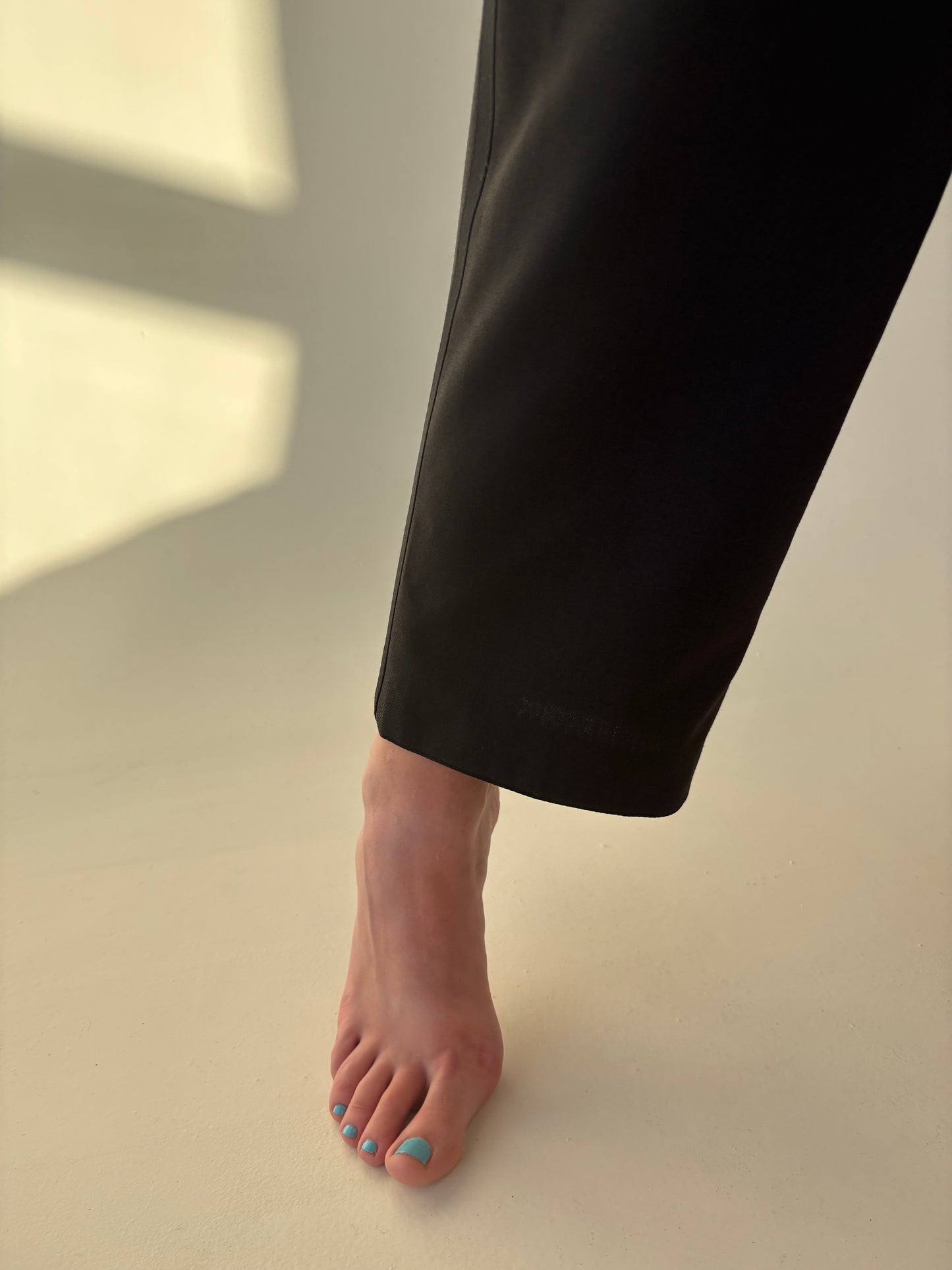 Pantaloni negri cu vipușca din lana extrafina tall de la zi la cocktail