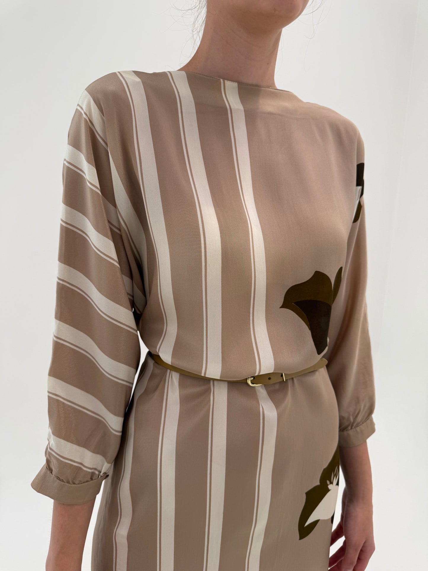 Rochie vintage camel din mătase naturală în croi retro modern