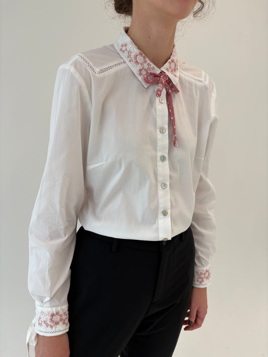 Cămașa vintage cu broderie și lucratura manuală excepțională