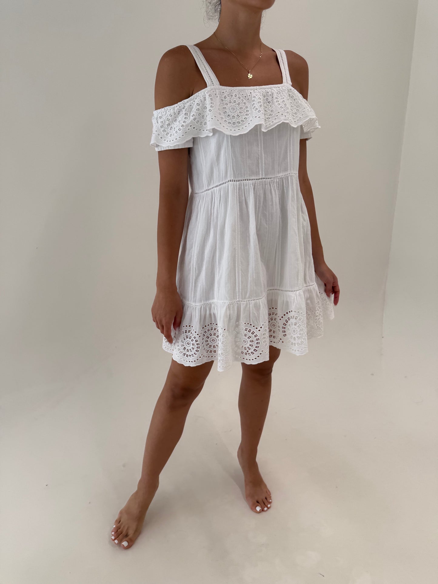 Rochie cu broderie anglaise din cea mai fină pânză de bumbac cu talie marcată