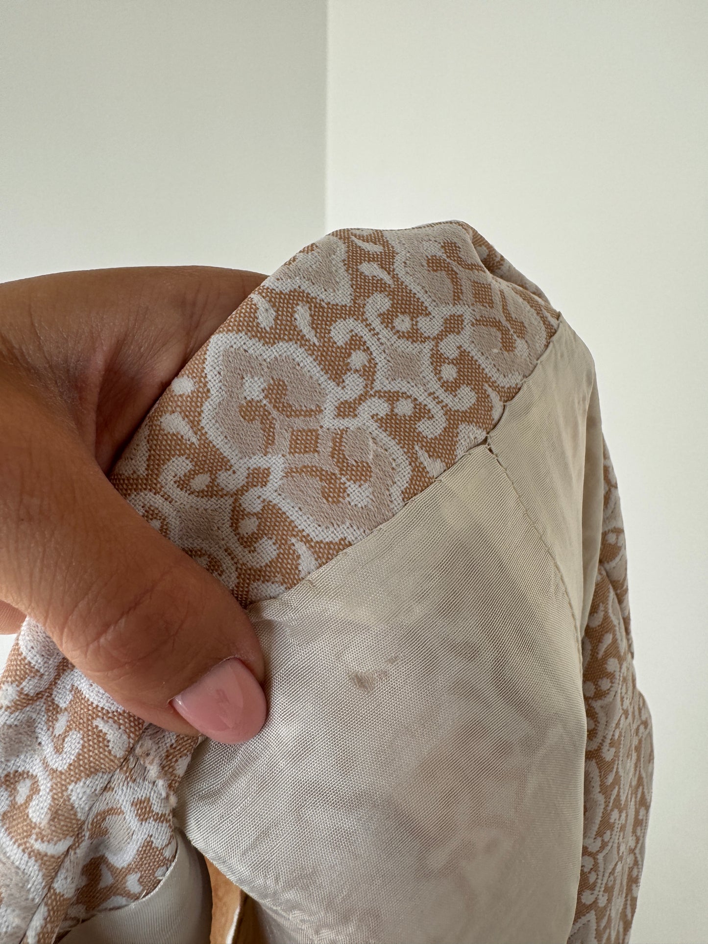 Rochie old vintage din brocart de sfârșit de ani 60 light nude și ivoire