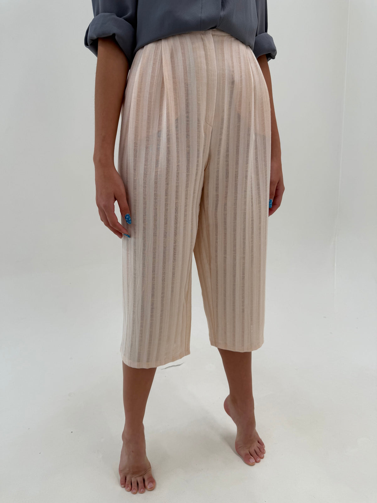 Pantaloni capri dusty peach din panzica texturată cu dungi verticale