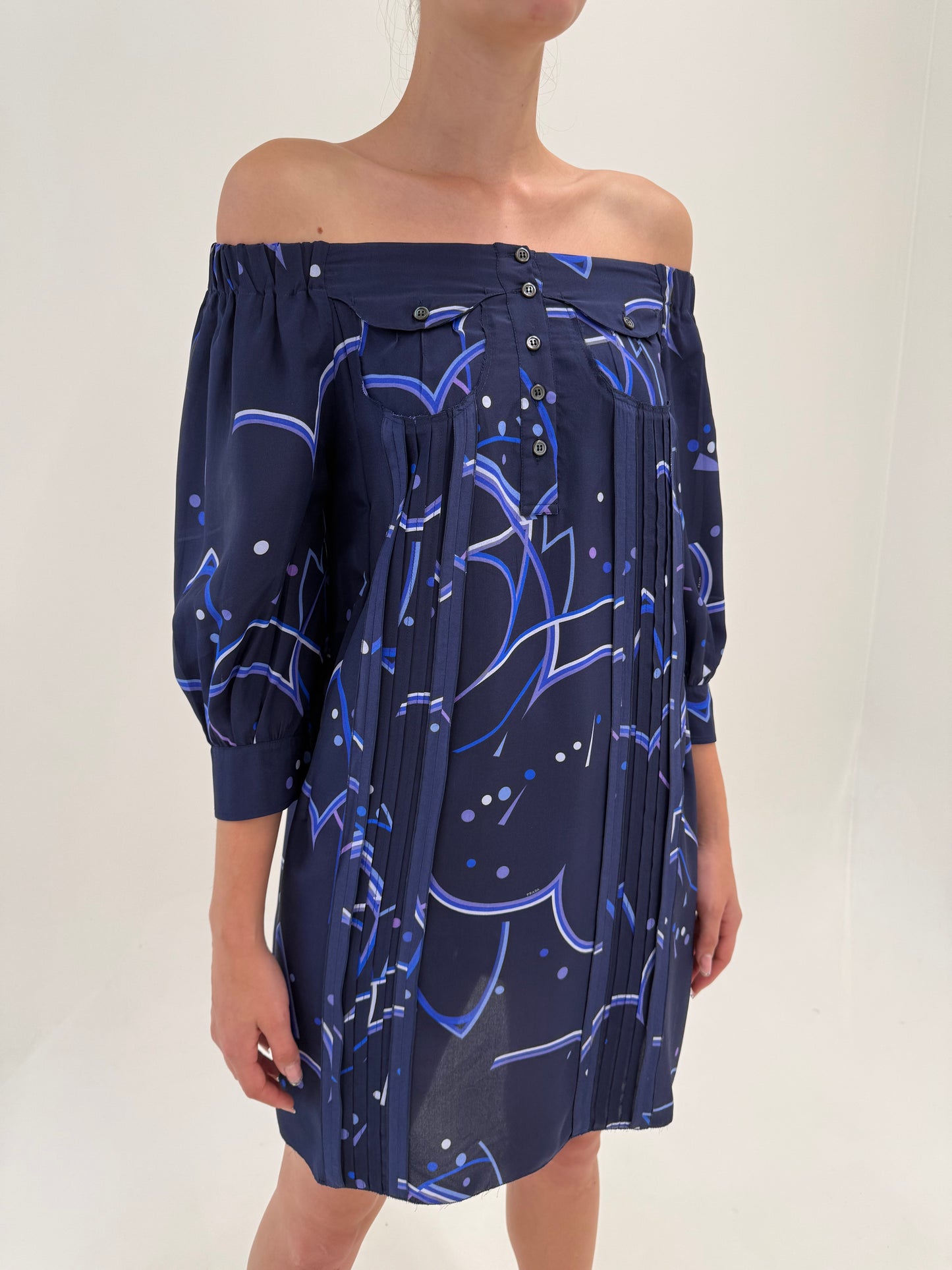 Rochie Prada din mătase naturală în croi amplu cu pliseuri și nuanțe de albastru